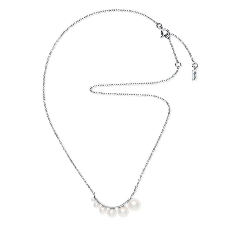 Efva Attling Strings of Pearls kaulakoru, hopea ja makeanvedenhelmet