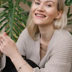 Lumoava Daisy rannekoru mustalla kivellä, hopeaa