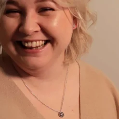 Lumoava Daisy riipus pinkillä kivellä, hopea