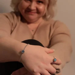 Lumoava Daisy sormus sinisellä kivellä, hopea