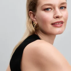 Pandora Essence Twisted Triangle pienet rengaskorvakorut, keltakullattu, 263875C00