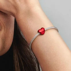 Pandora Moments Metallic Red Heart hela, hopea, 793337C02