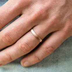 Silván kihlasormus, lasikuulapuhallettu pinta 3mm flakka, rosekultaa, Silván kihlasormukset